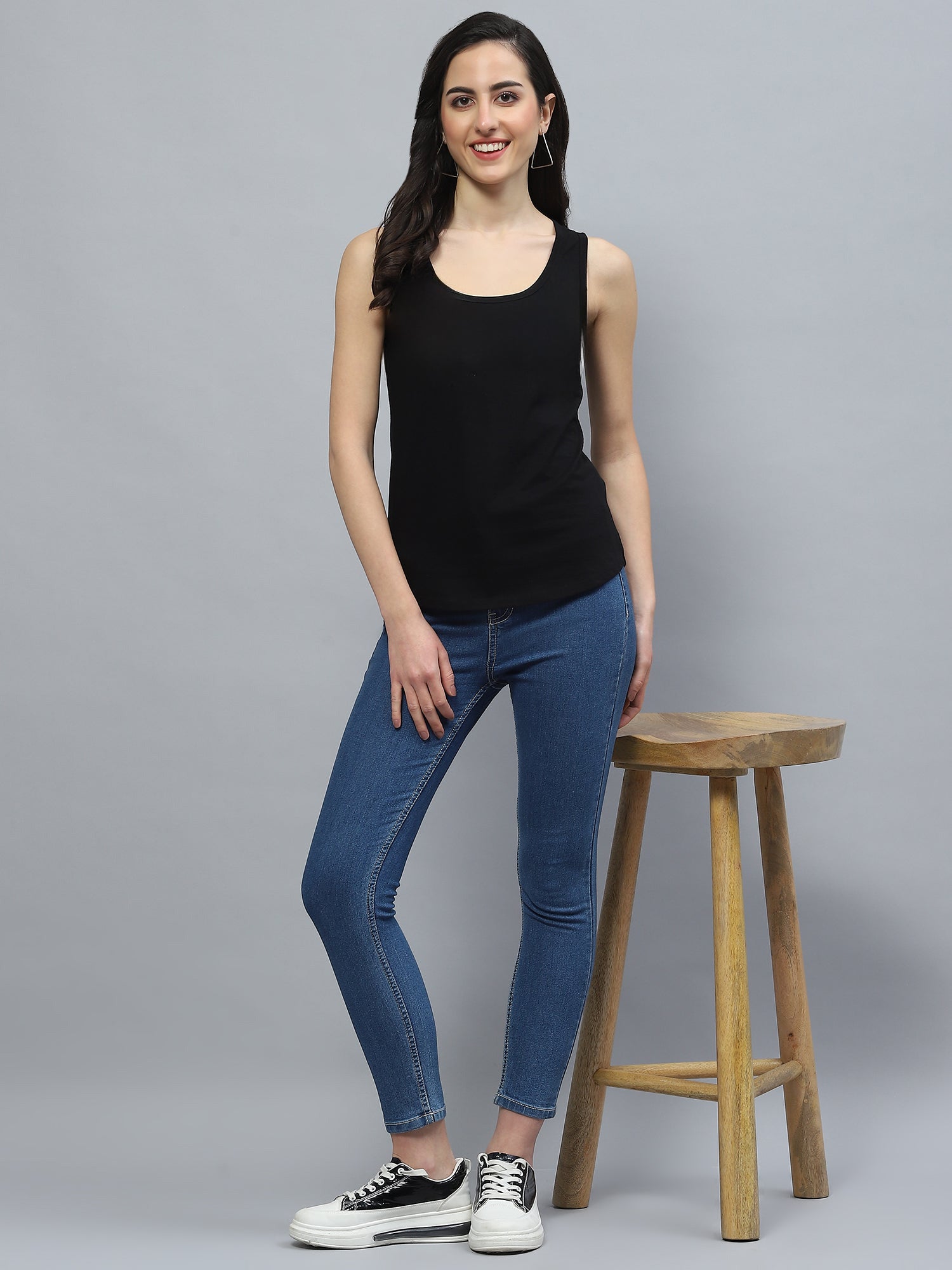 BLACK SLEEVELESS TEE