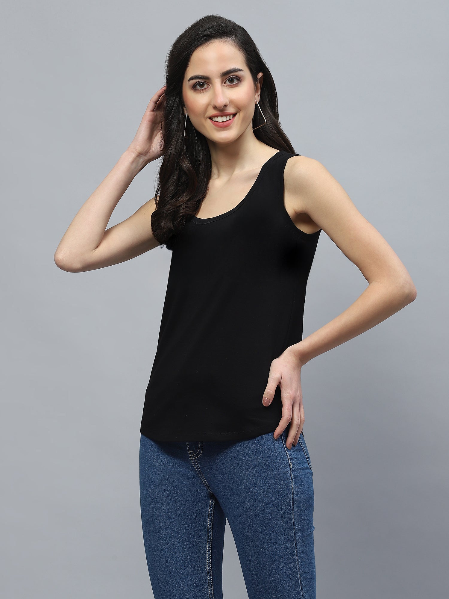 BLACK SLEEVELESS TEE
