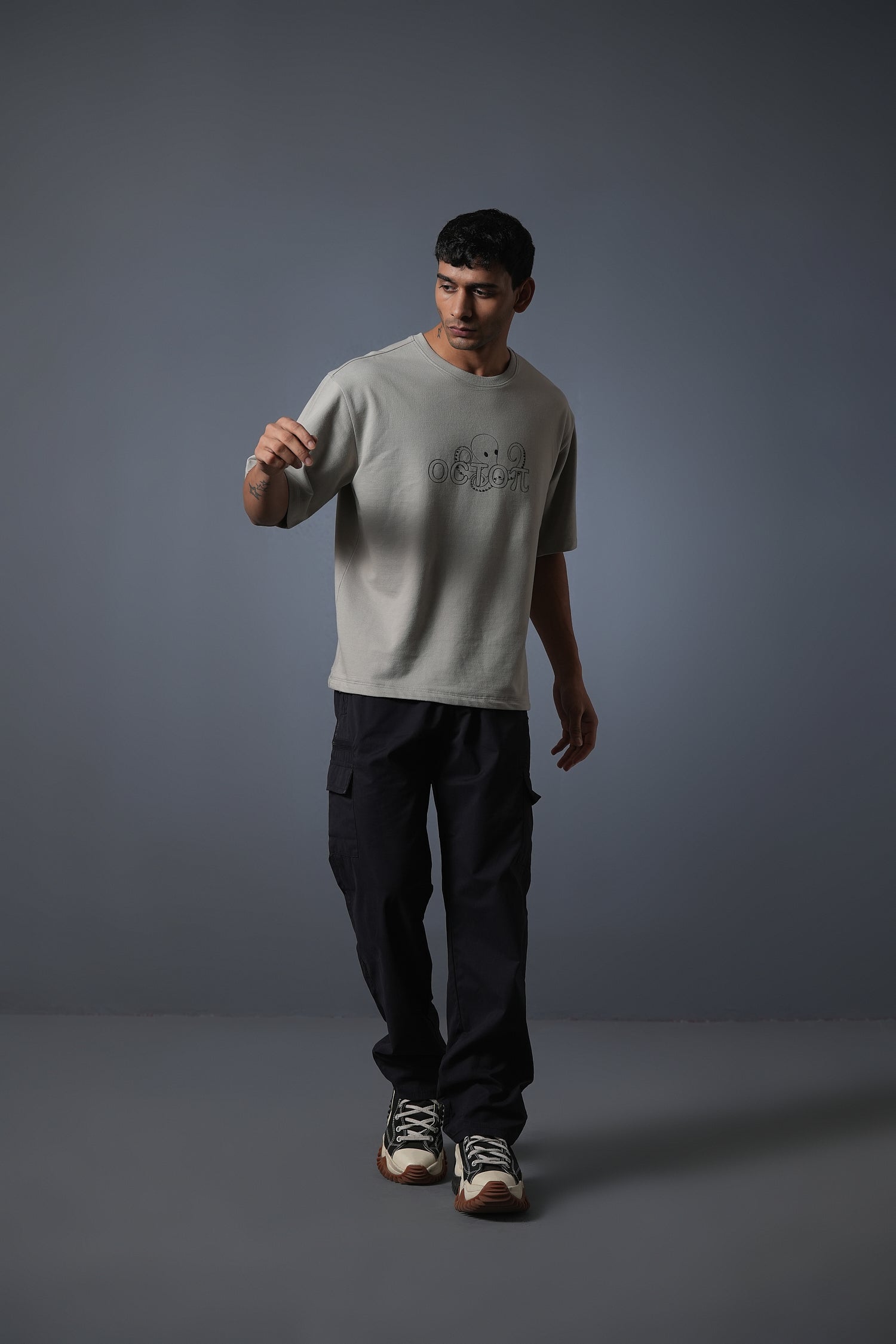 SUCKERS OF THE GUITAR TEE GREY