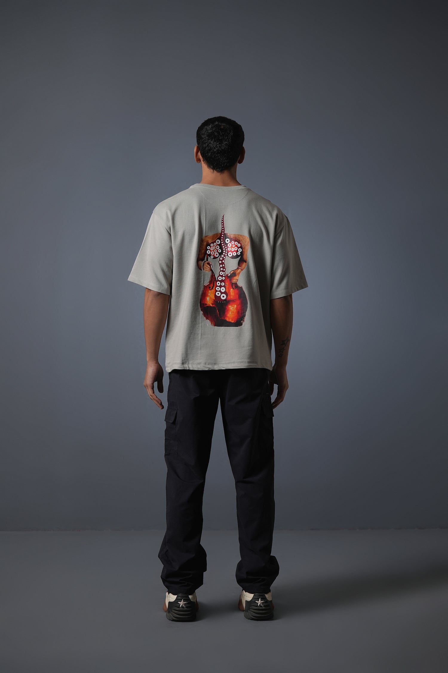 SUCKERS OF THE GUITAR TEE GREY